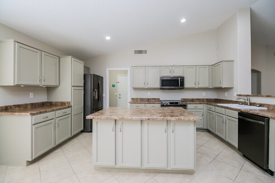 Building Photo - 10912 E Dragoon Ave