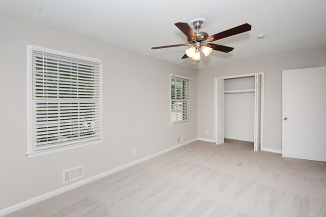 Building Photo - Spacious 4BR 2BA Home!