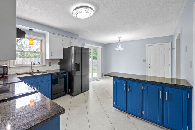 Building Photo - Nice Home on Cul-Du-Sac Large Backyard clo...