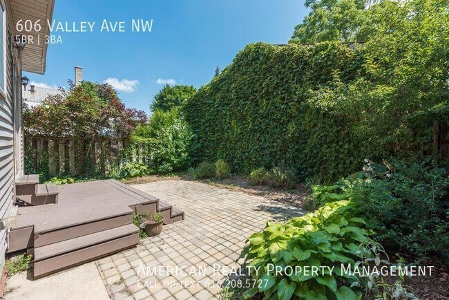 Building Photo - 606 Valley Ave NW