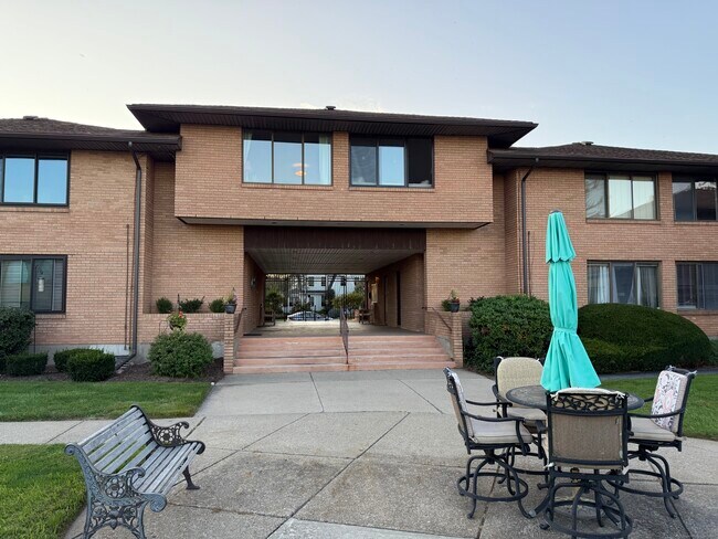 Building Photo - 350 Grovers Ave