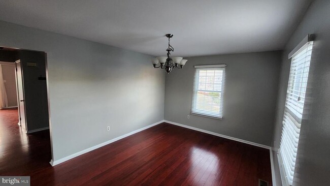 Building Photo - 500 Stratford Ct