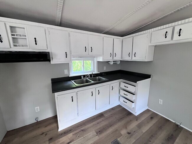 Building Photo - 220 Lakeshore Dr
