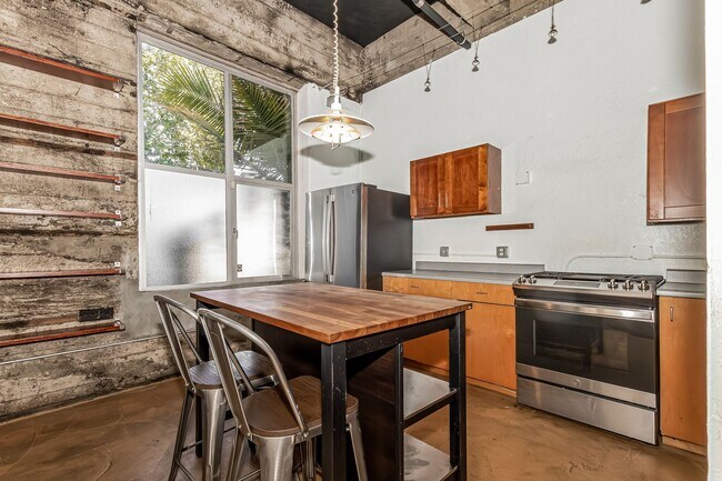 Building Photo - 2 Bedroom Condo Available In West Clawson Lofts!