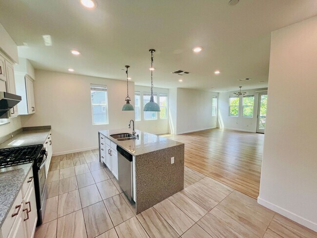 Building Photo - Vibrant 3 BED + 2.5 BA Milpitas Townhouse. Stainless Steel Appliances. Great Location.