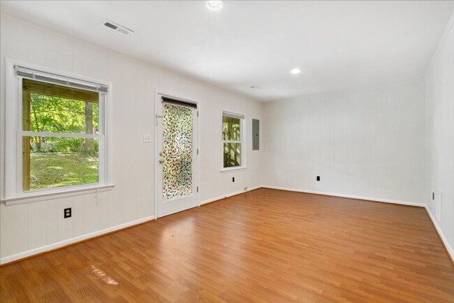 Building Photo - Bright 2 Bedroom Townhome in Williamsburg VA with Finished Lower Level & Private Balcony