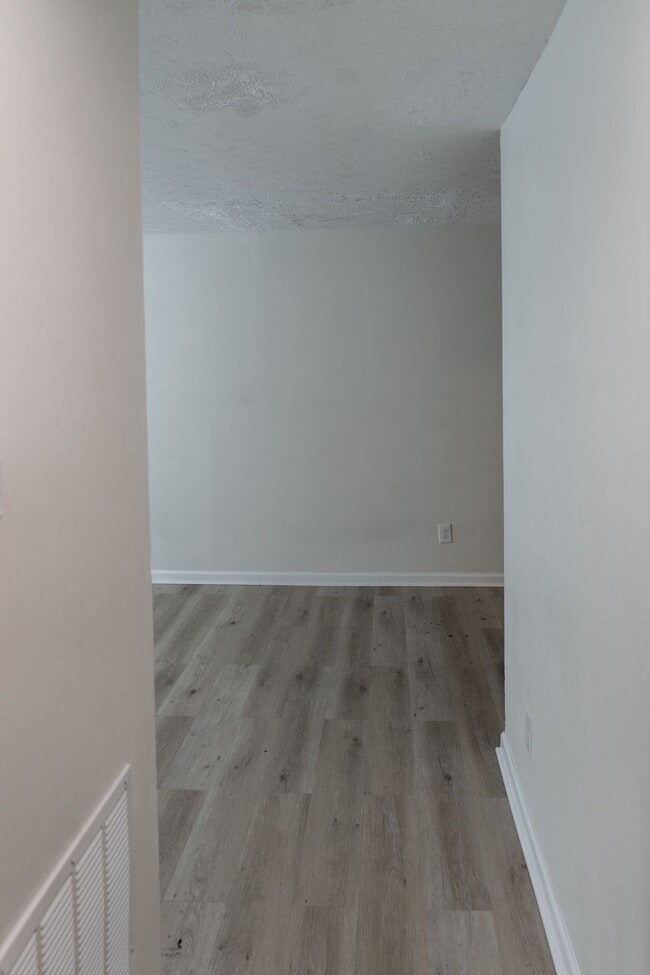 Building Photo - Newly Renovated 1 Bed, 1 Bath