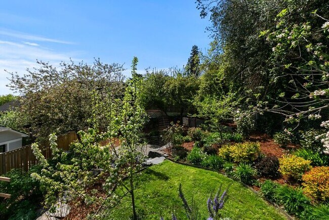 Building Photo - Charming AIR CONDITIONED Leschi Craftsman