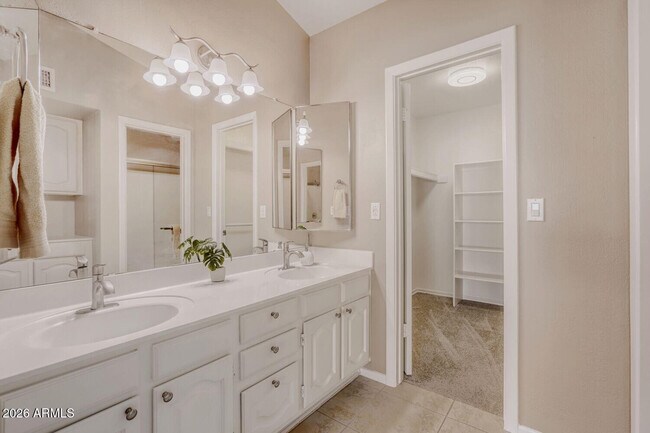 Building Photo - 3214 E Siesta Ln