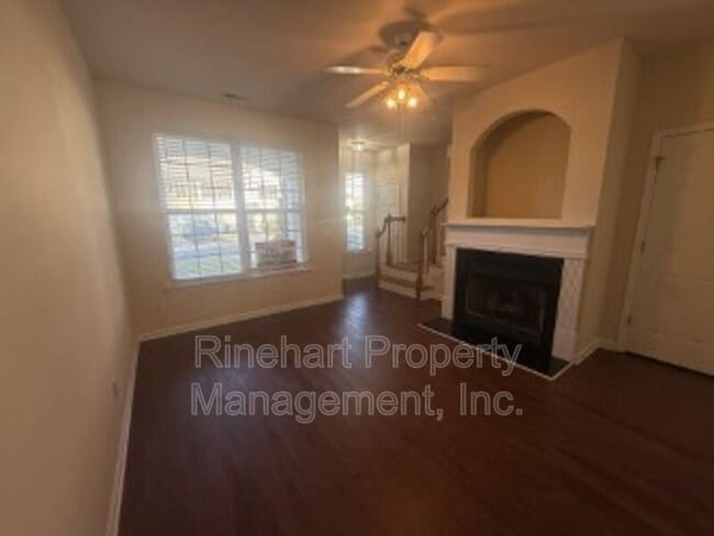 Building Photo - 2413 Woodridge Dr