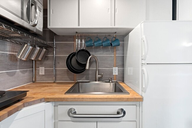 Building Photo - 1 Bath Furnished Studio in Woodlawn!