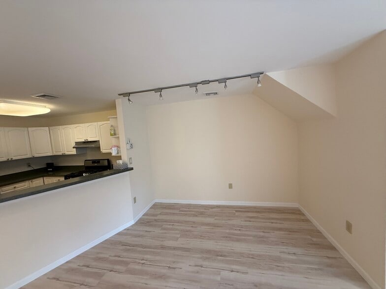 Building Photo - 304 Saint Michaels Walk