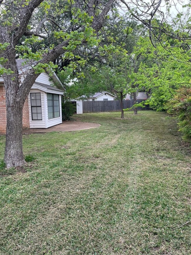 Building Photo - Application Received | Single-Story 3 Bed, 2 Bath | Prime Waco Location | Cul-de-Sac Lot with Gar...