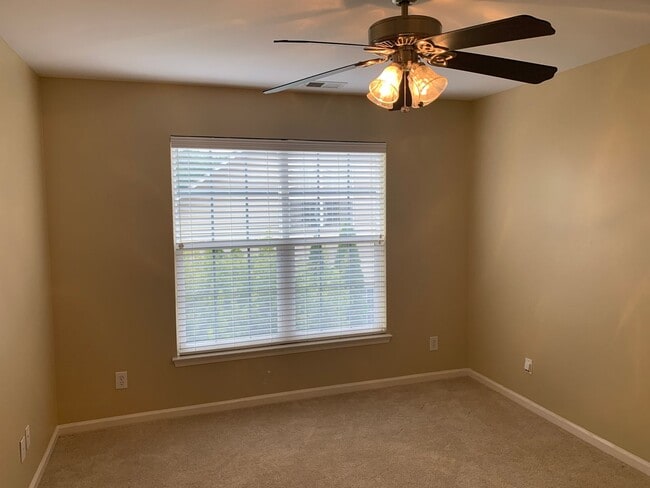 Building Photo - Move-in Ready 5 bedroom, 3.5 bath house lo...