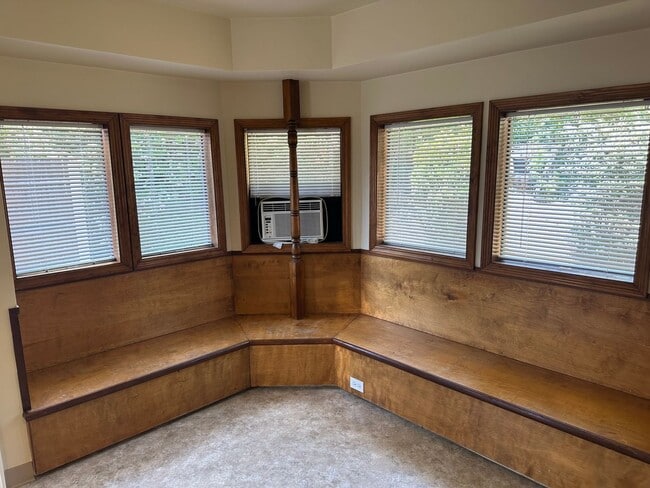Building Photo - Large 4 bedroom 2 bath house in a great ne...