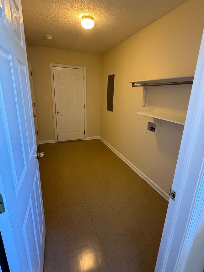 Building Photo - Country Charm