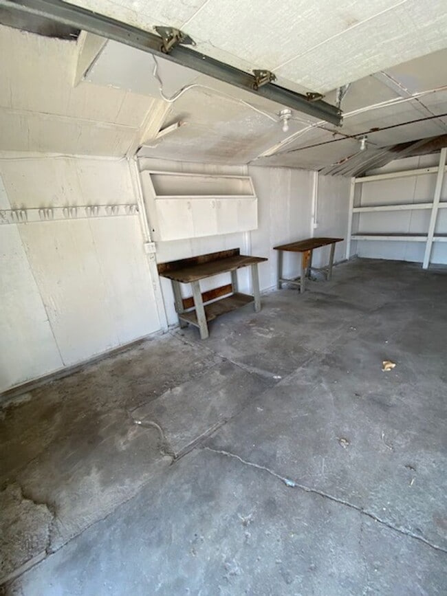 Building Photo - Home With Shop & Pasture!
