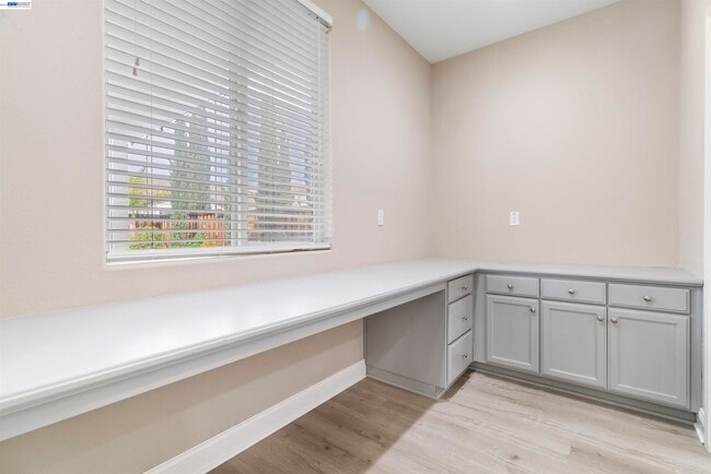 Building Photo - 967 Dainty Ave