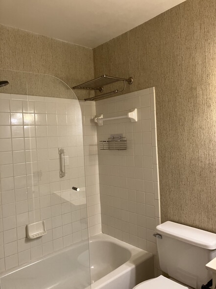 hall bath shower/tub - 1714 Park Ave