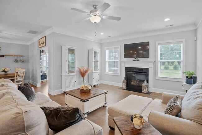 Building Photo - Stunning 4 bedroom 2.5 bath home located in Hampstead Wyndwater Community