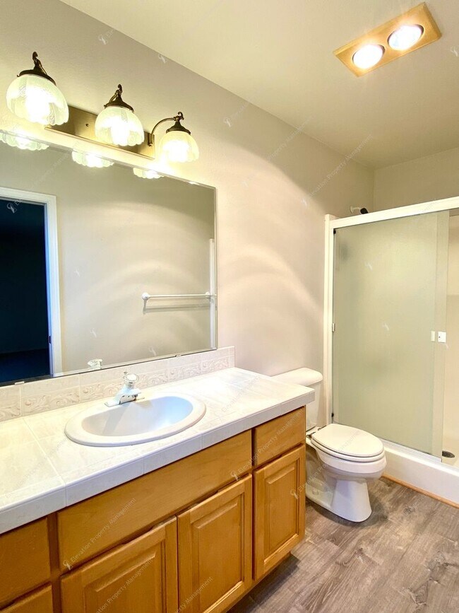 Building Photo - Spacious single-level 3 BR + office in NE ...