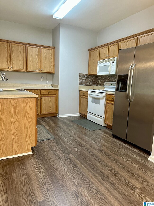 Building Photo - 560 Summit Cir