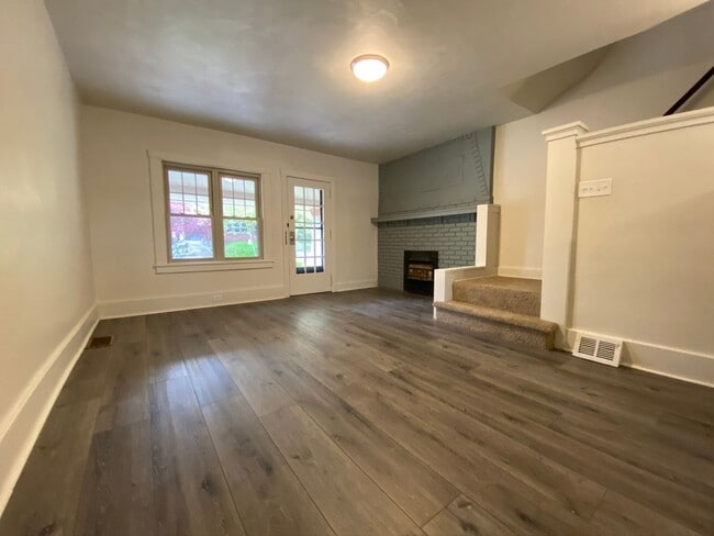 Building Photo - Charming Three Bedroom Townhouse in Squirr...