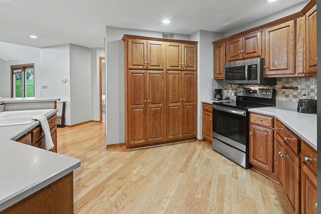 Building Photo - 612 Bos Landen Dr