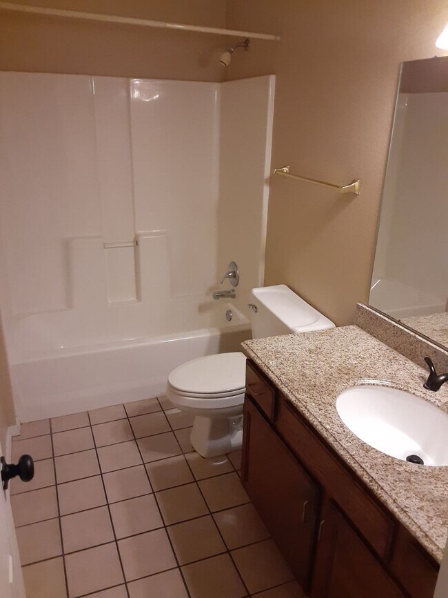 Building Photo - Great Townhouse in West Fayetteville