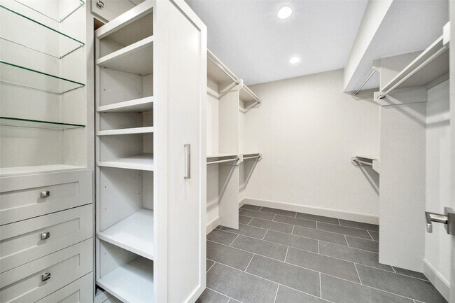 Building Photo - 15607 Memorial Dr