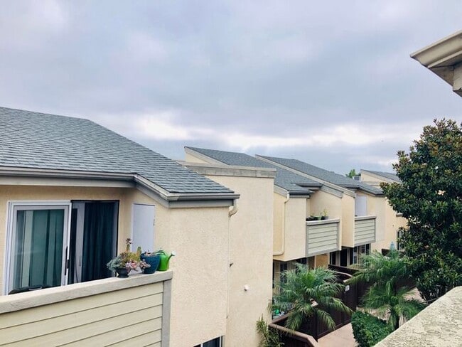Building Photo - Sunny Top Floor 2BD/2BA Condo in Desirable...