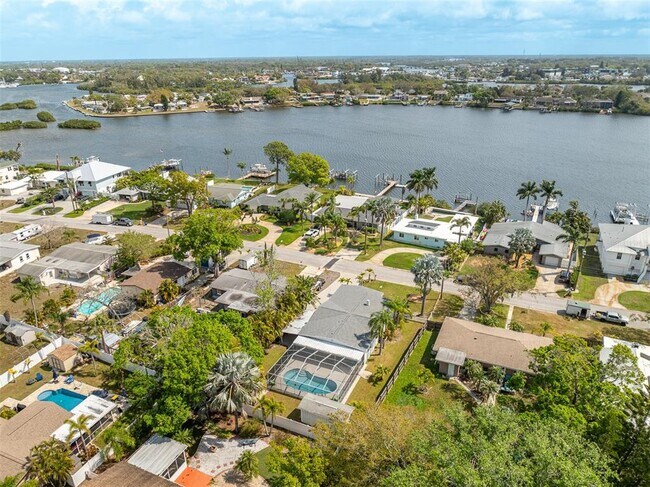 Building Photo - 711 Bayshore Dr
