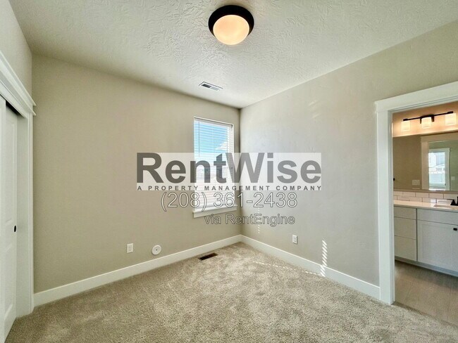 Building Photo - 5925 W Sprig Dr