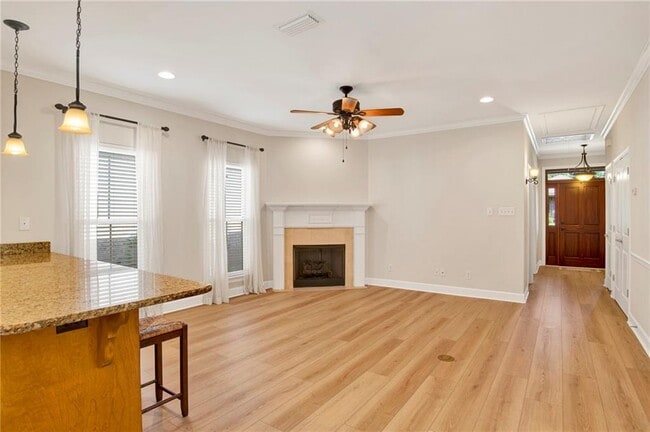 Building Photo - 6035 Magnolia Pl E