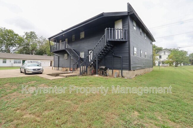 Building Photo - 405 S Maple St