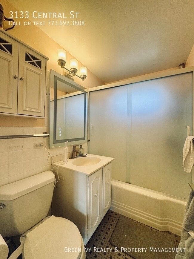 Building Photo - 3133 Central St