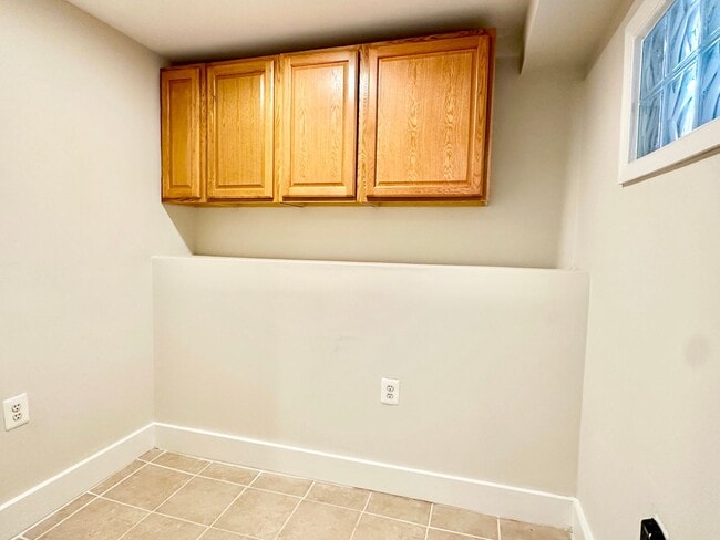 Building Photo - 3 bed 2 bath - Parking!!!  Pets Welcome!!!