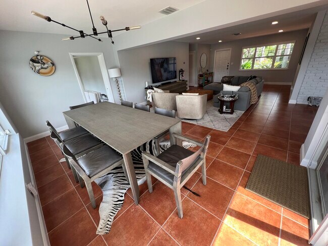 Building Photo - 1653 Poinsettia Dr