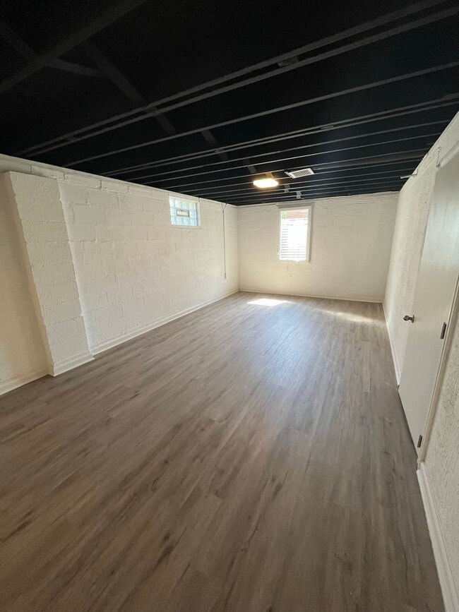 Building Photo - 3 Bedroom, 2 Bathroom Home With Garage Available for Pre-Lease!