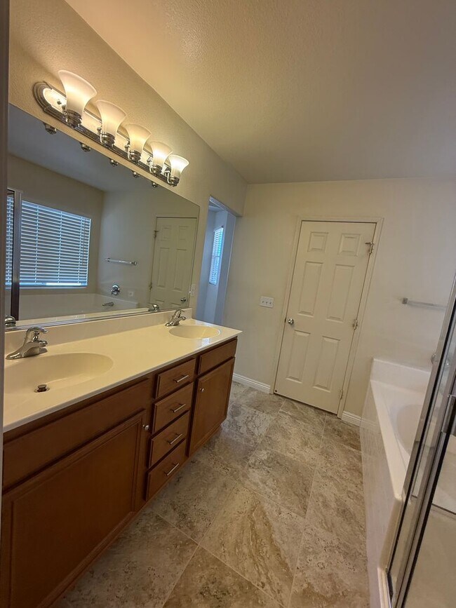 Building Photo - Beautiful Home In Apple Valley Vineyards-4...