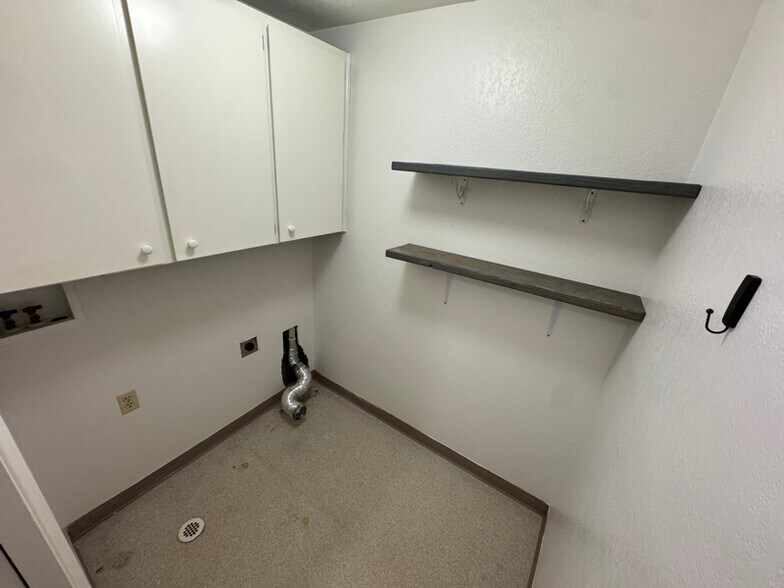 Building Photo - 4913-4915 N Drury Rd