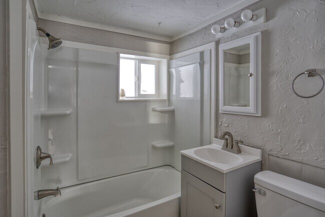 Building Photo - Crisp Remodeled 3-Bdr in Heart of Sisters!