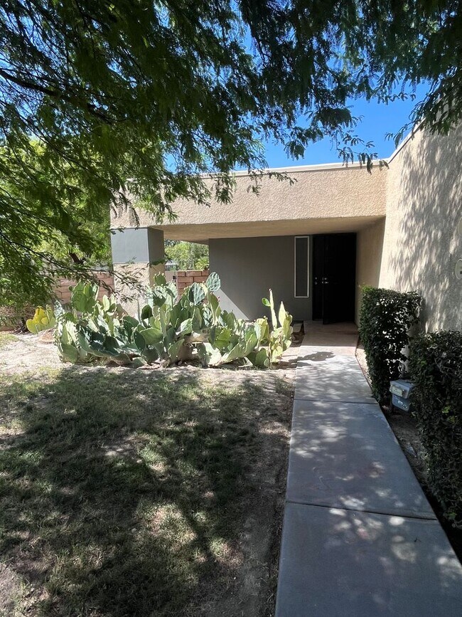 Building Photo - North Palm Springs Beauty move in special $200.00 of first month