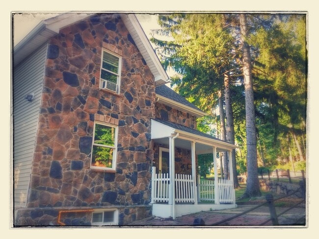 Building Photo - 176 Thompson Ave