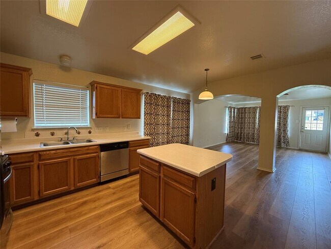 Building Photo - 916 Whitehall Dr