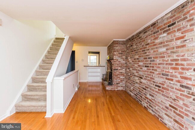 Building Photo - 113 Mountain St