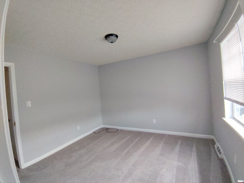 Building Photo - 33 Fonda Dr