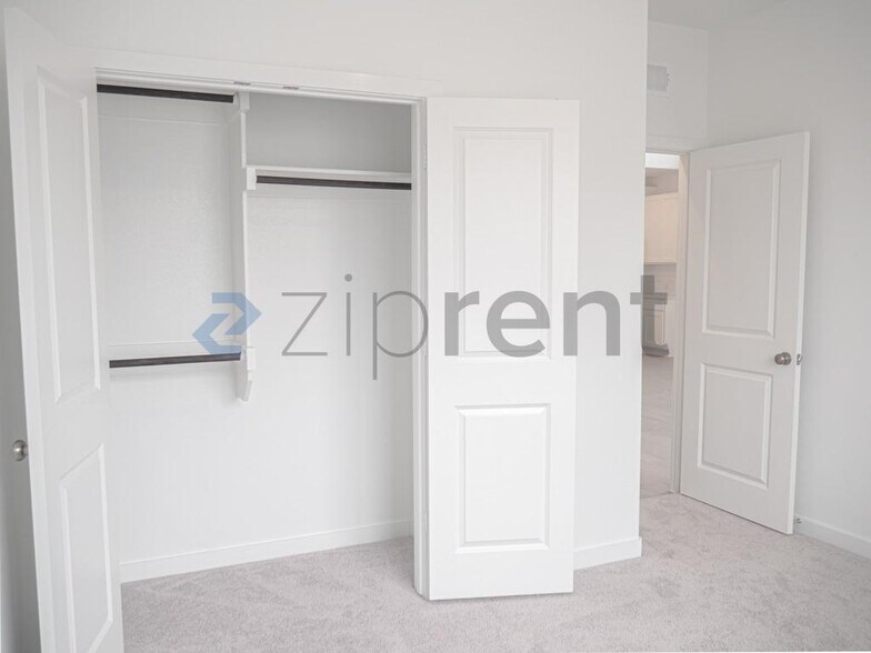 Building Photo - Unit