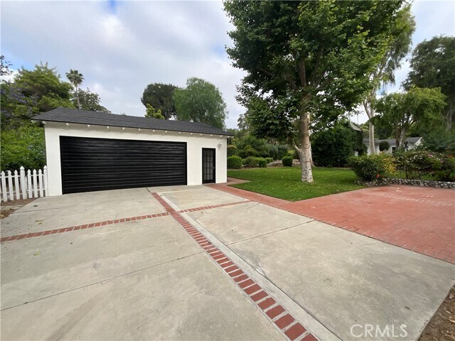 Building Photo - 2029 Las Palomas Dr
