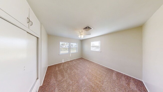 Building Photo - 3 bed 1.5 bath house + Studio Apt